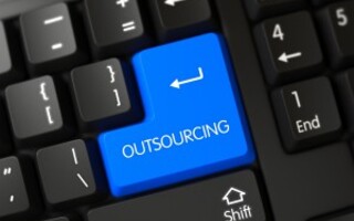 情シスアウトソーシング成功のカギ：戦略的アウトソーシングによる情シス変革への道筋