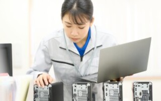 キッティング作業の効率化：内製化と外部委託による最適化ガイド