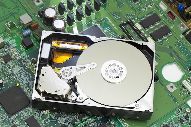 HDD物理破壊は業者選びで決まる──「壊せば安心」の誤解と、安全な業者選定の必須ポイント