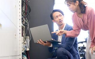 サービスデスクとは｜ヘルプデスクとの違いから現場の課題、アウトソーシング活用まで詳しく解説